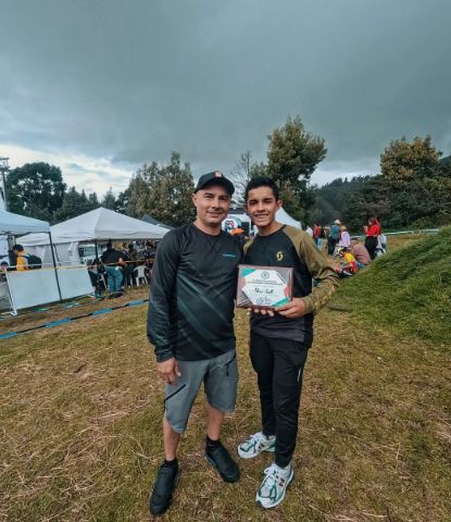 Andrés with fellow mechanics